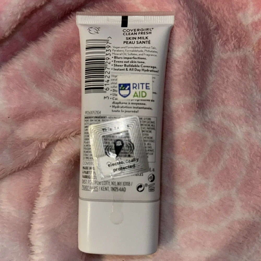 COVERGIRL Clean Fresh Skin Milk Foundation Dewy Finish - 560 Medium -‎ 1 fl oz